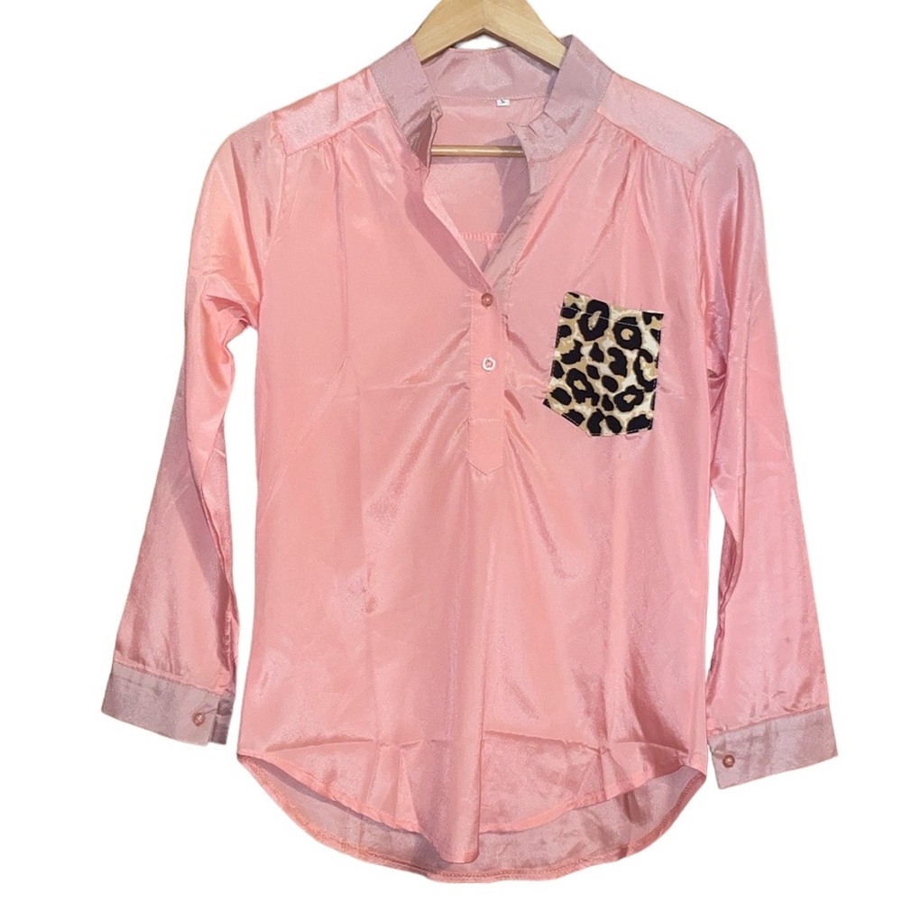 NWB PEACH COLORED BLOUSE WITH LEOPARD POCKET. SIZE SMALL